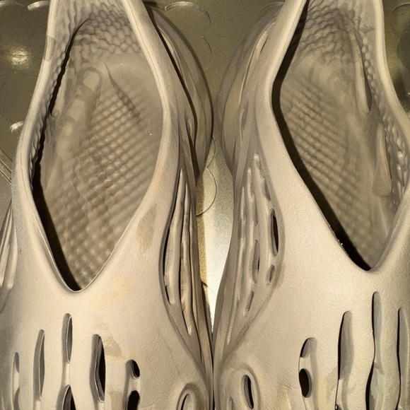 Adidas Yeezy Foam RNNR Stone Sage - Picture 2 of 8